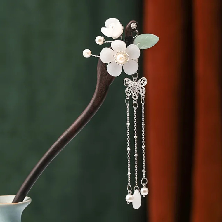 Koop een Houten Haarstok met Elegante Chinese Lelie Bloemen - Wit/Zilver bij Avothea Store