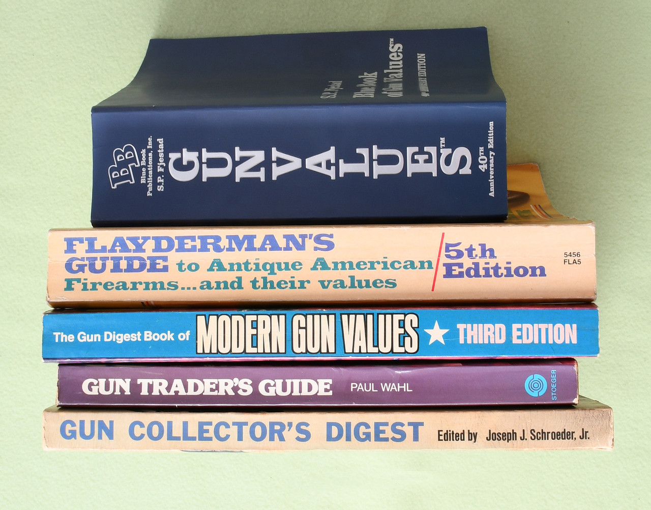 BOOK LOT OF FIVE BOOKS OF GUN VALUES - M10643