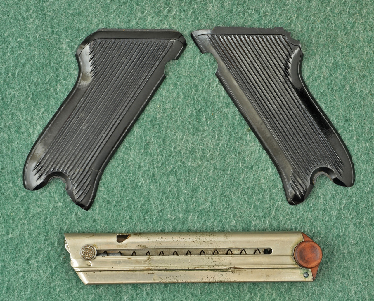 LUGER MAGAZINE & REPRO GRIPS - C62341