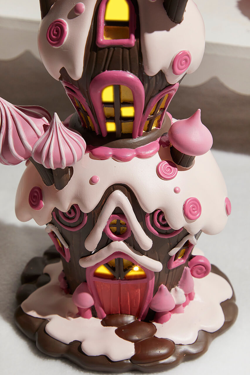 【数量限定】キャンディハウス(Candy House) CANDY HOUSEス Resin Candy House with Led - Brown Pink - Decorator's Warehouse