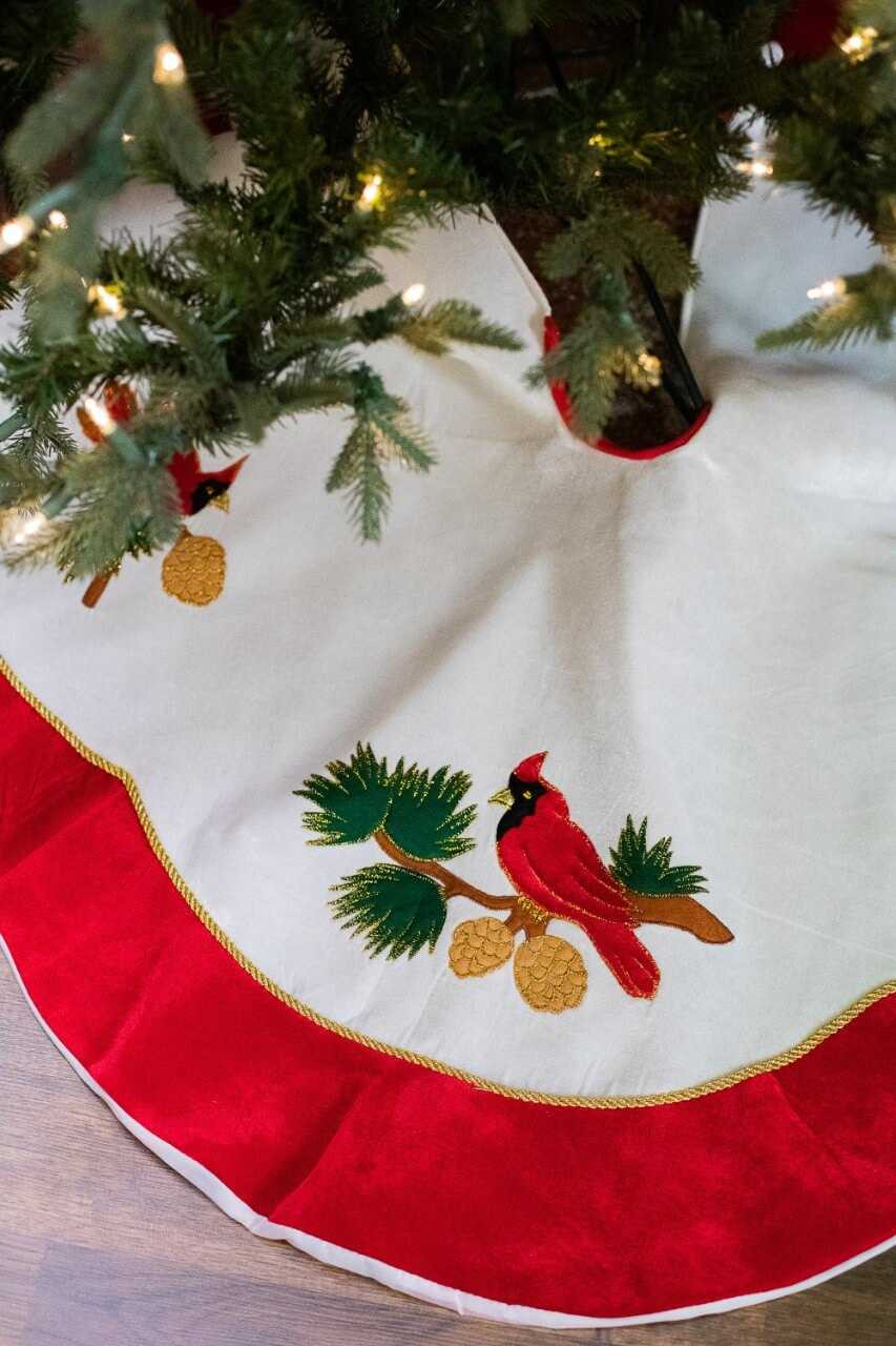 48” Cardinal Design Tree Skirt - Thumbnail 2