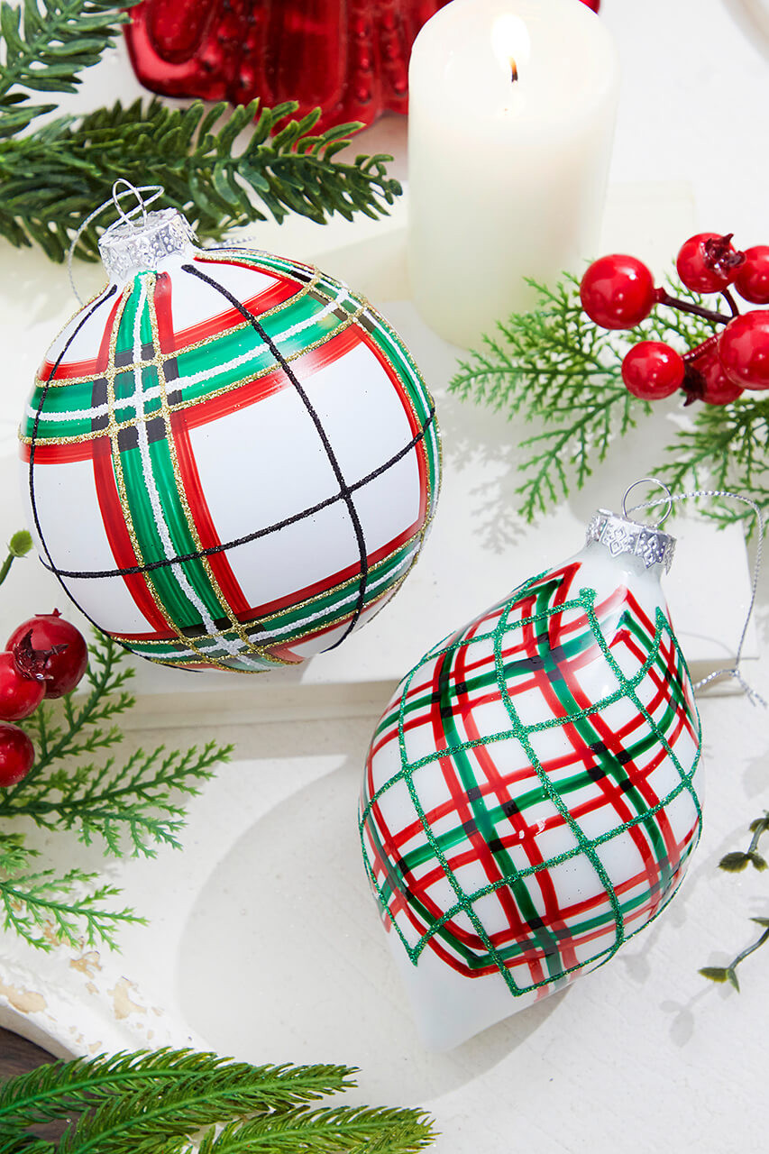 Embrace the Holidays: A Complete Guide to Christmas Decorations in Plaid