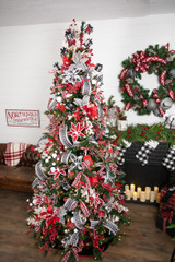 Best Kept Secrets: How to Decorate a Christmas Tree in 4 Simple Steps