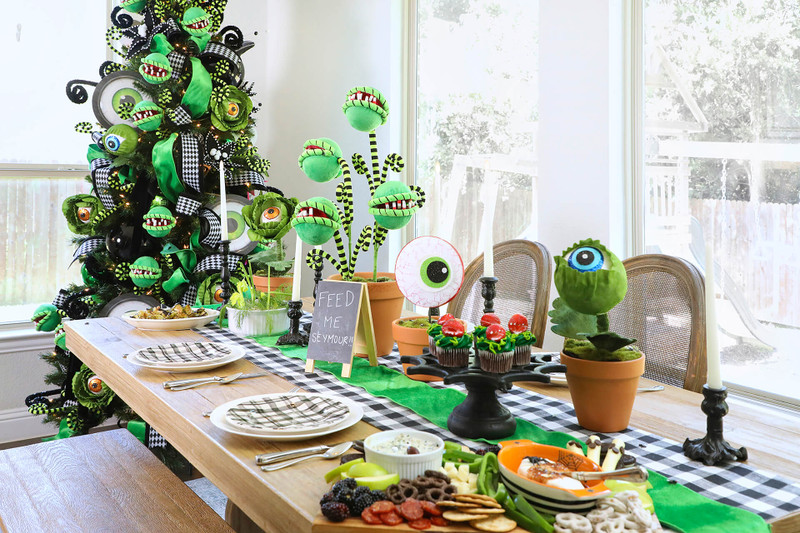 Halloween Decor for Your Party: A Spooky-Chic Guide to Trees, Tablescapes & Themed Treats