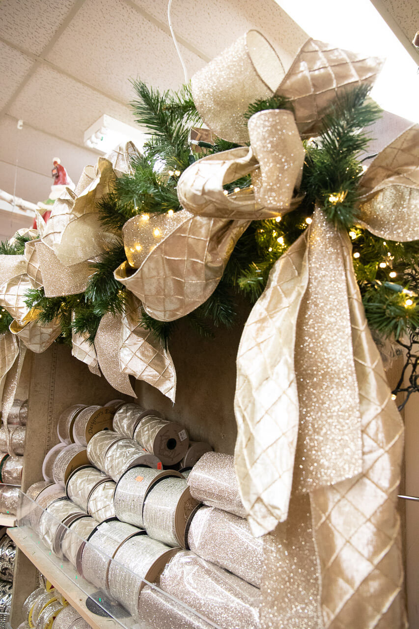 Christmas Tree Ribbon Ideas To Decorate Like a Pro - Decorator's