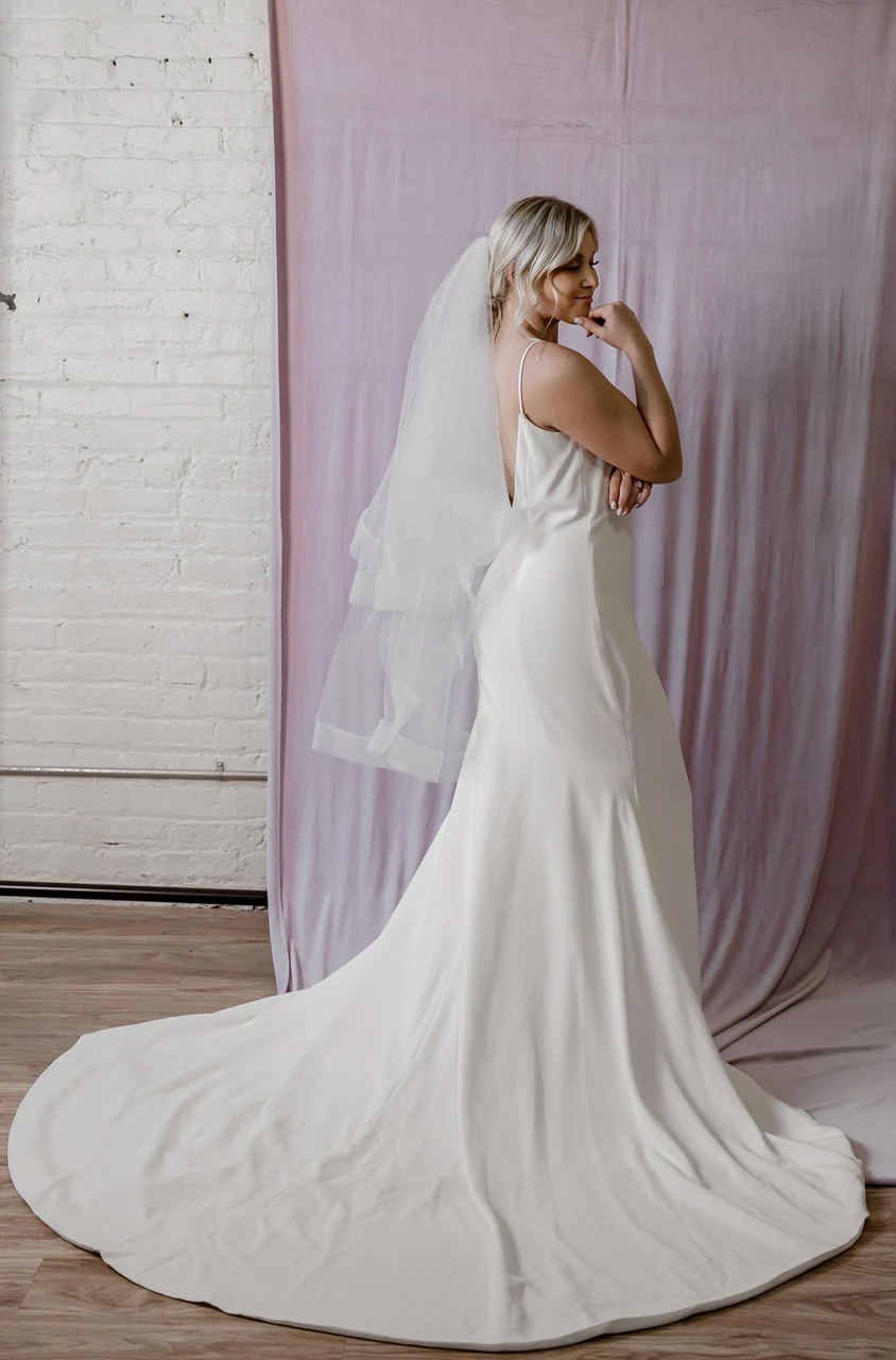 Horsehair Hemline Fingertip Length Veil - Klaudia & Co display picture 1