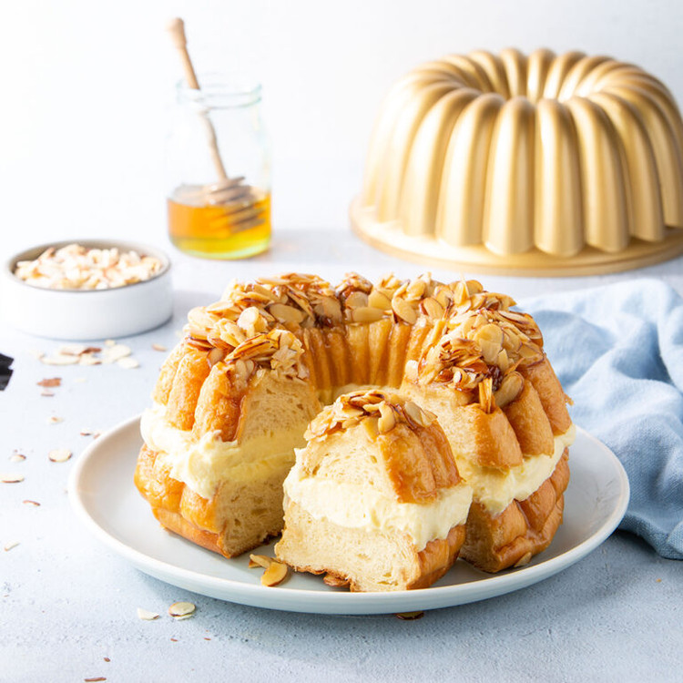 Bee Sting (Bienenstich) Bundt Cake Bee Sting (Bienenstich) Bundt Cake
