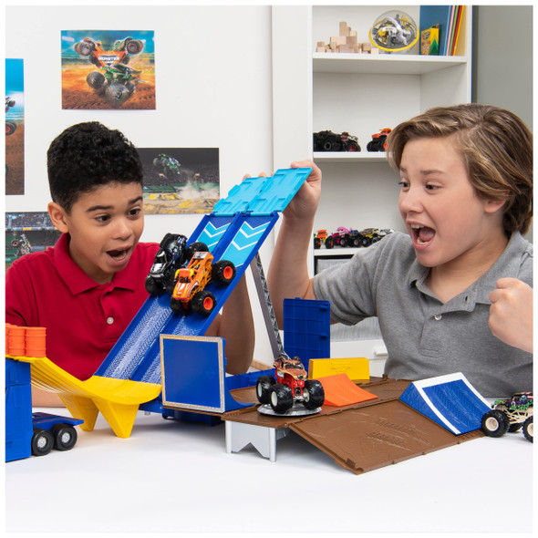 Monster Jam , Transforming Hauler Playset and Storage with Exclusive El Toro Loco Monster Truck, 1:64 Scale, Kids Toys for Boys and Girls Ages 4 and Up