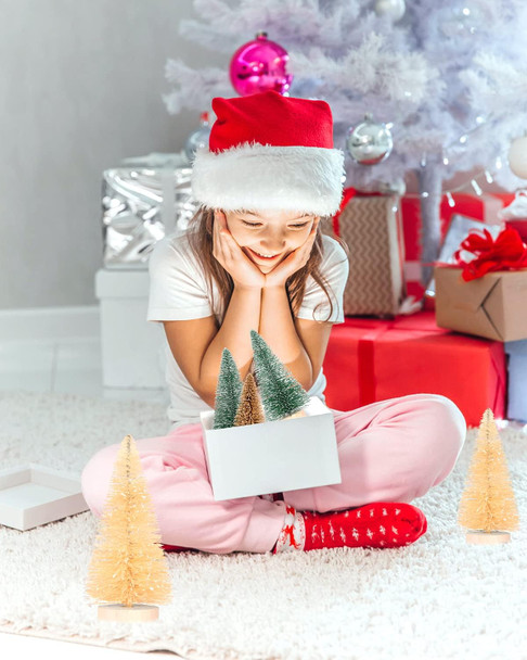 DDHS 24PCS Artificial Mini Christmas Trees, 4-Color Bottle Brush Christmas Tree with Wooden Base, Artificial Frosted Sisal Christmas Tree Furniture Desktop Decoration Winter Crafts Ornaments