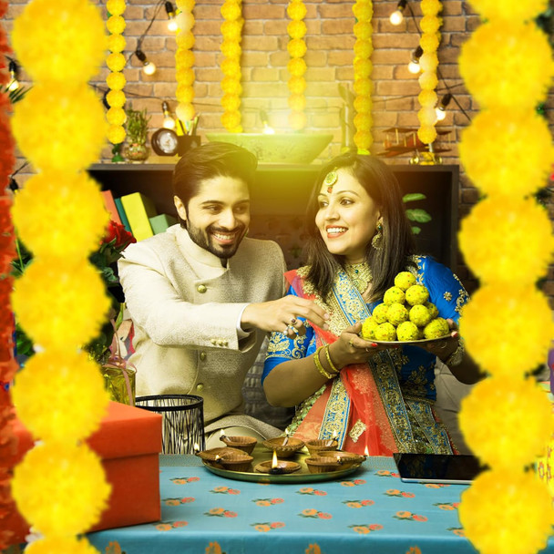 Giegxin 15 Pack Marigold Garland 5 ft Long Strands Day of Dead Faux Marigold Flowers Diwali Decor Artificial Marigold Flowers Indian Decor for Wedding, Christmas, Events(Yellow)