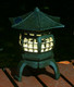 Tiaan Japanese Garden Lantern “Yukimi-Gata” Designed Super Bright Led Illuminated Pagoda Light Solar Power Garden Lantern， Stone-Look Finish Decorative Outdoor (Oki-Gata)