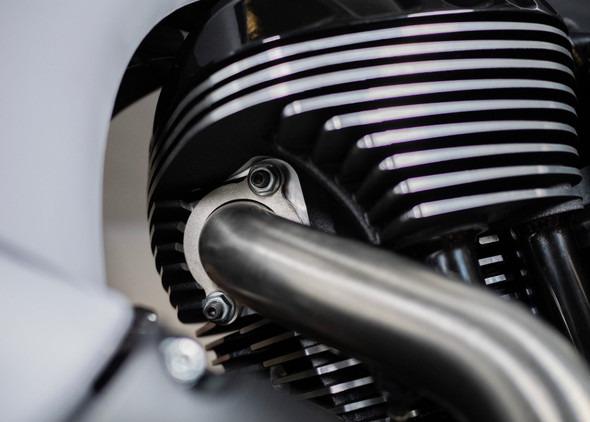 Sawicki Speed 930-01343 mid-length hand brushed stainless 2-into-1 exhaust installed on an Indian Chieftain