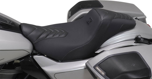 Mustang - Signature Series Squareback™ Seat w/ Gripper Vinyl Chevron Gunmetal Stitch fits '23-'25 FLH/FLT Models