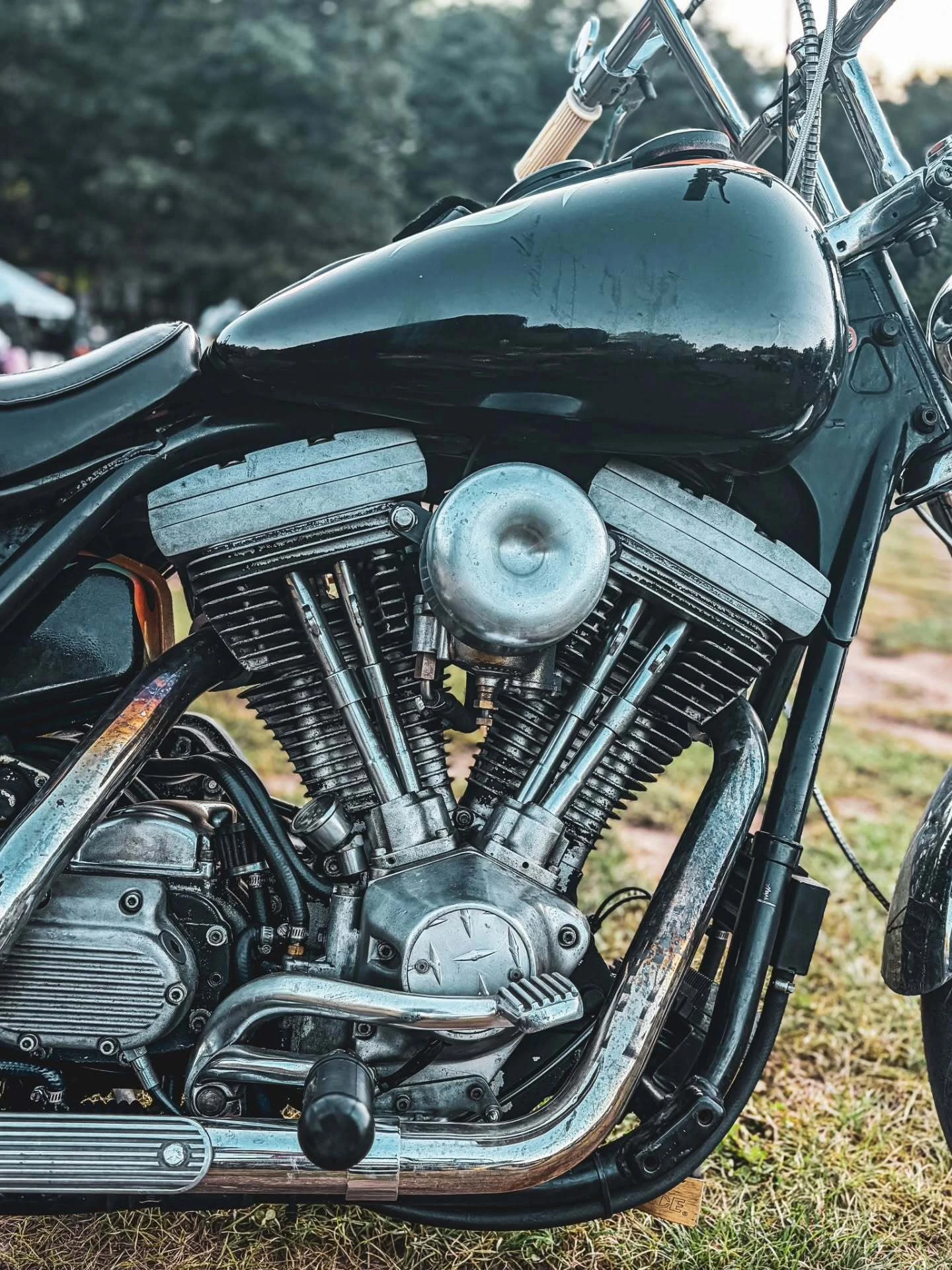 Shovelhead motor in a black frame at the 2026 Deadbeat Retreat