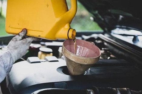 Digital vs. Traditional Oil Change Stickers: Pros and Cons