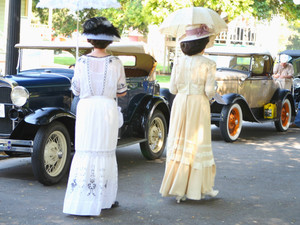 Ladies, Parasols and Looking Good (color)