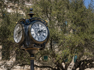 Alumni Clock, Southwestern University