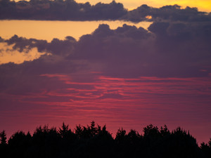 Crimson Sunset Sky — Vivid Twilight Vista
