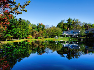 Tennessee Lakeside Home in Autumn