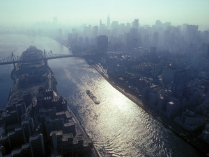 East River New York City 06L0405