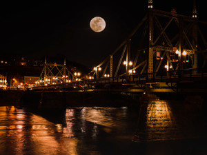 Full Moon Rising​​