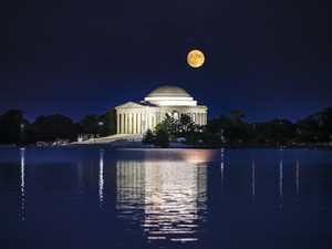 Moon rising over the Jefferson Memorial