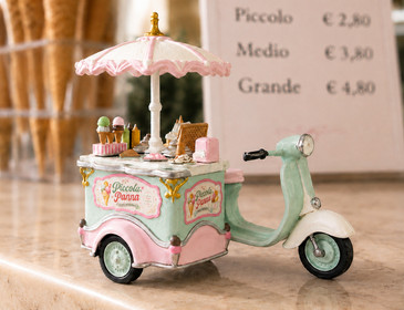 Piccolo Pana 1:24 scale miniature Italian gelato scooter and cart 3d printed resin kit with gelato cones, signs, and vintage accessories.