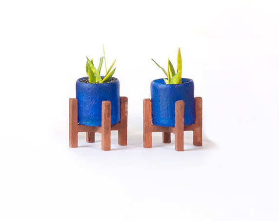 1:48 quarter scale modern flowerpots with stands shown with the snake plant kit.