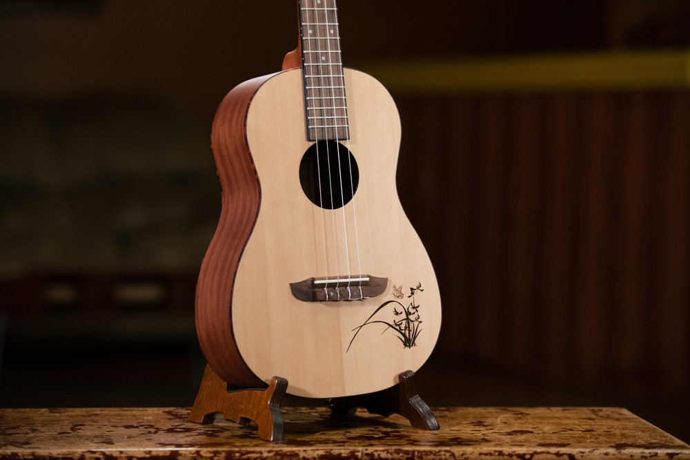 ORTEGA Bonfire Series Baritone Ukulele 4 String - Spruce/Sapele Natural