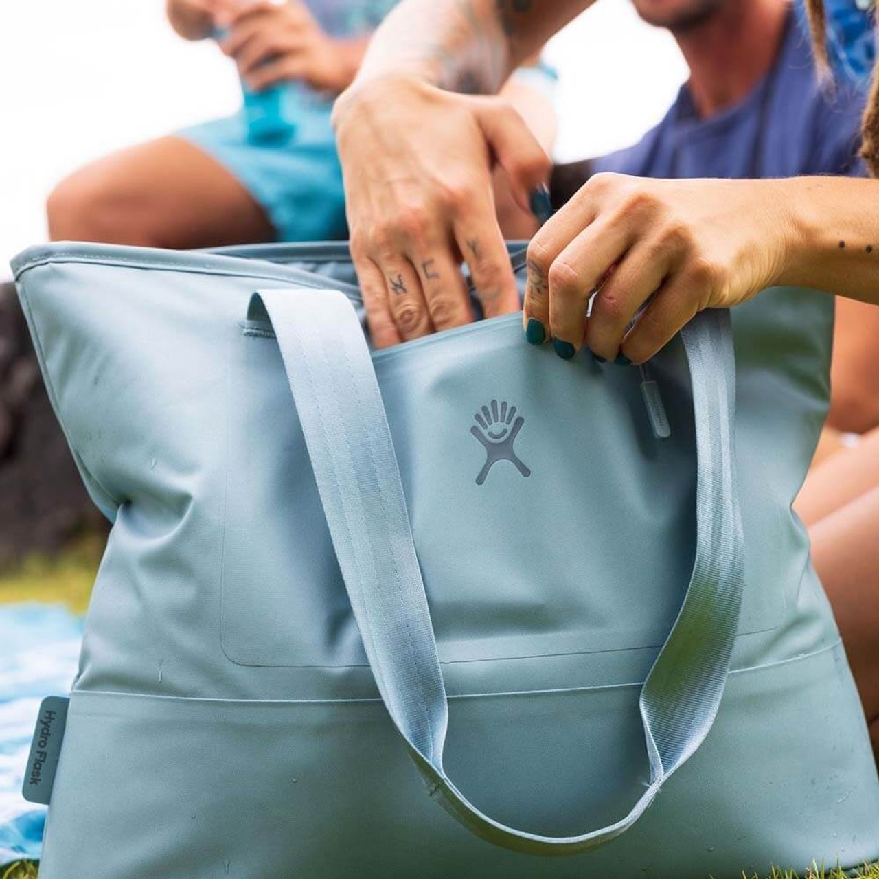 https://cdn11.bigcommerce.com/s-zut1msomd6/images/stencil/1280x1280/products/27627/213030/hydroflask-GT20-20-L-insulated-tote-baltic-blue-lifestyle-closeup__98964.1651092246.jpg?c=1