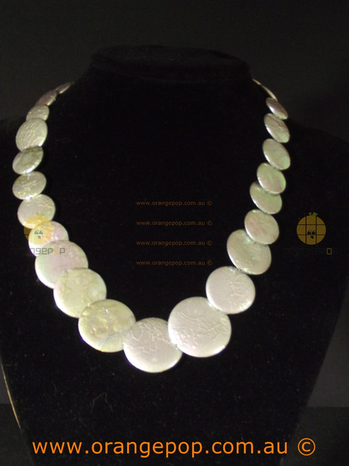 Pearlescent circular necklace