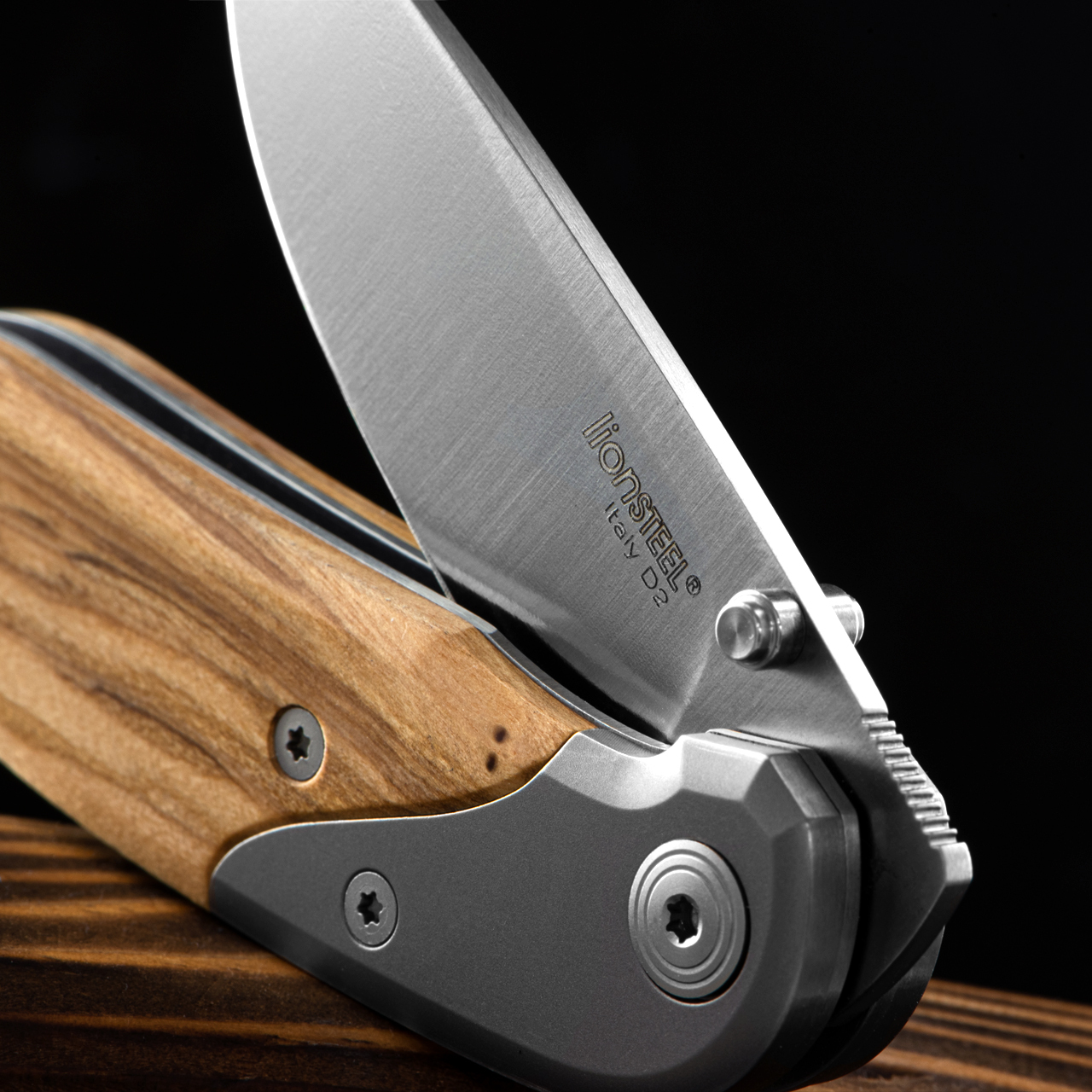 Lion Steel Mini Olive with Bolster