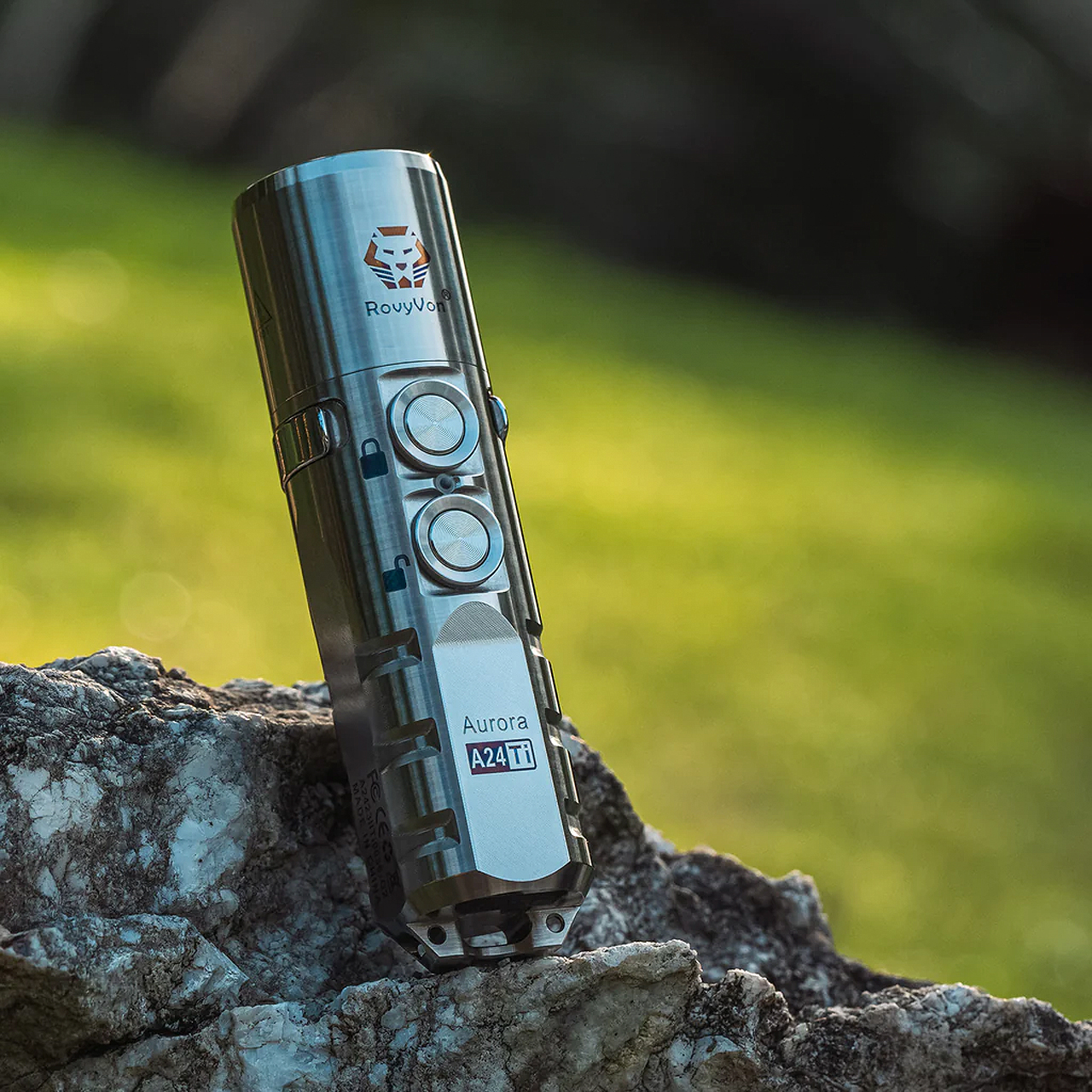 RovyVon Aurora A24 G2 チタン LED 懐中電灯、1000 ルーメンのロックアウト モード付きポケット懐中電灯、充電式 EDC 懐中電灯、7 つのモード、毎日の持ち運び、 RovyVon Aurora A24 G2 チタン LED 懐中電灯、1000 ルーメンのロック