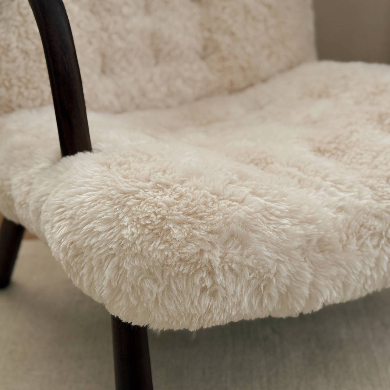 Arctander Clam Chair | Soft Sheepskin Fibers