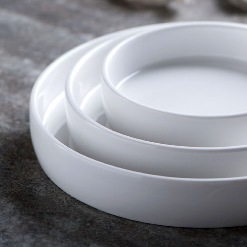 Bright White Raised Rim Porcelain Plate for Hotel Lounges Dining Restaurants.