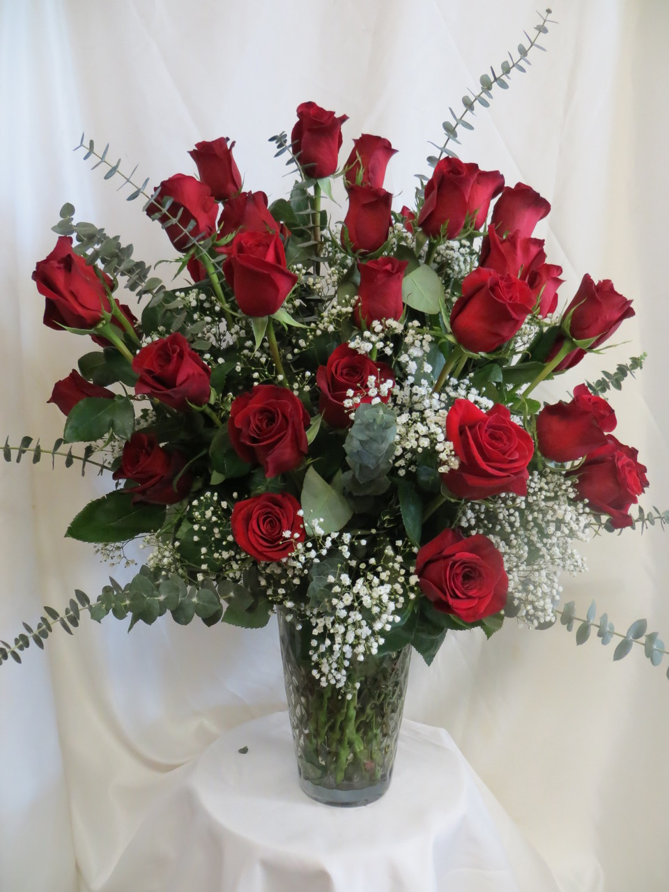 red roses bouquet vase