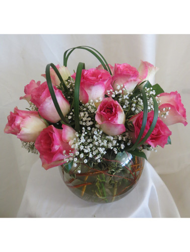 Delectable Delivery 15 Pink Roses in a Bowl by Enchanted Florist Pasadena TX.  15 pretty variegated hot pink tipped crème roses designed by our talented design team in this 8" clear glass rose bowl and accented with tropical foliages and babys breath. Approximately 12"W x 12"H
SKU RM361
