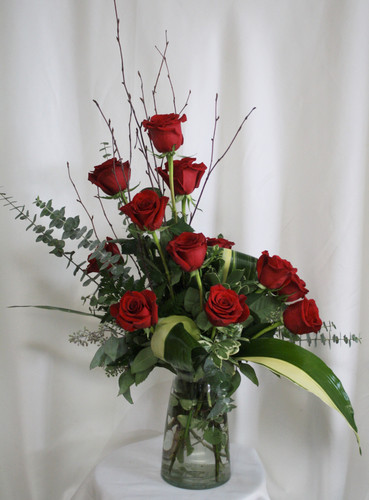 Near and Dear to Me Red Rose Bouquet from Enchanted Florist. This gorgeous bouquet will arrive with beautiful red roses, eucalyptus, ti leaves, branches and more. Approximately 30"H x 20"W
SKU 355