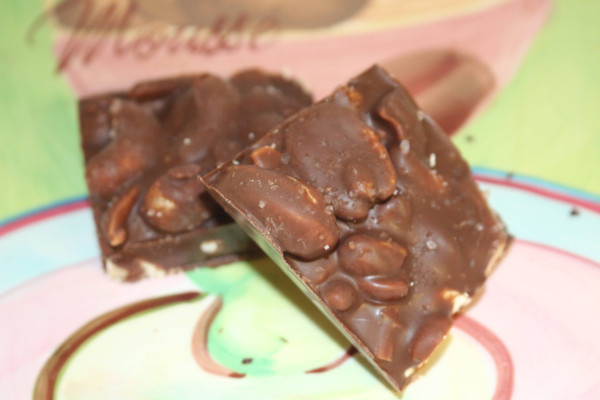 Middlebury Sweets Chocolate Bark Bites - Peanuts Chocolate Bark