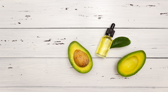 Avocado oil contains vitamins E and C which help fight free radicals and UV damage, thus preventing signs of premature aging skin such as dark spots and wrinkles. In addition, fatty acids help moisturize the skin.