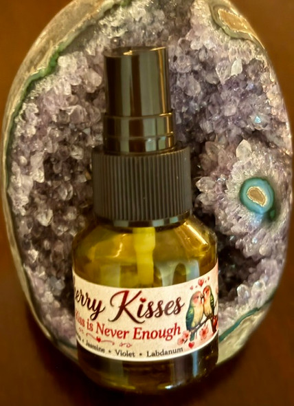 Evokes the decadent scent of indulgence and luxury, an intoxicating sweetness of night blooming  jasmine with a twist of mystery and allure.