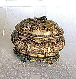 Luxury Chinese Porcelain - Burgundy Medallion