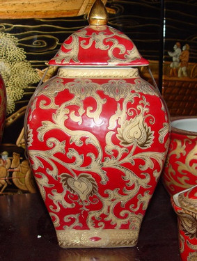 French Red and Gold Lotus Scroll - Luxury Handmade Reproduction Chinese Porcelain - 12 Inch Bombe à quatre côtés Temple Jar - Style S14