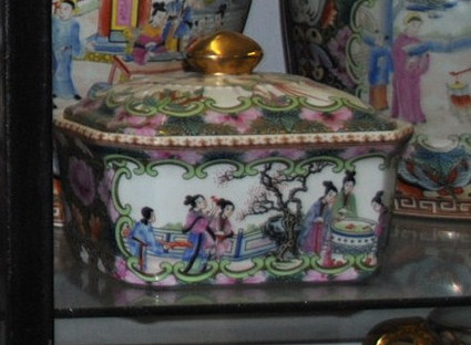 Figural Gold Rose Medallion, Luxury Handmade Reproduction Chinese Porcelain, 7 Inch Decorative Box | Container, Style 77