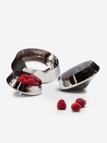 Sini Plati nesting bowls. Picture shows all 3 bowls with raspberries inside of bowls to show use Sini Plati nesting bowls. Picture shows all 3 bowls with raspberries inside of bowls to show use