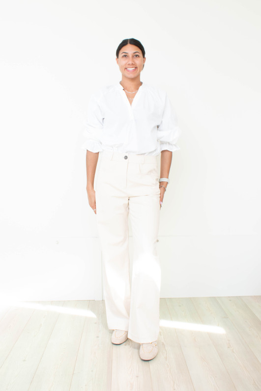 Brush Stroke Jean Natural on a tall woman, front view