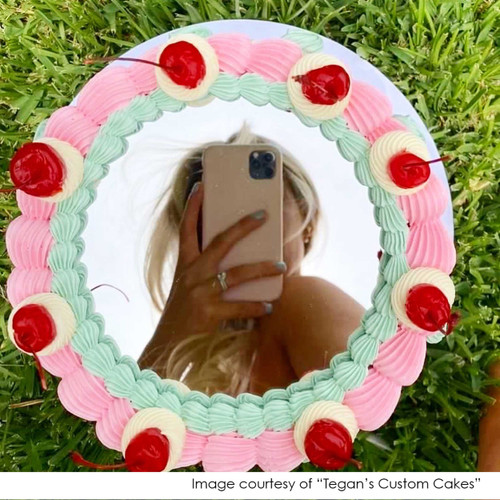 Make your cake stand out with our Selfie Mirror Cake Topper Round - the perfect accessory for your next celebration