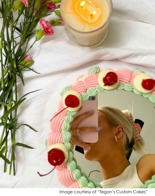 Make a statement with our Selfie Mirror Cake Topper Round - a unique and fun way to celebrate any milestone.